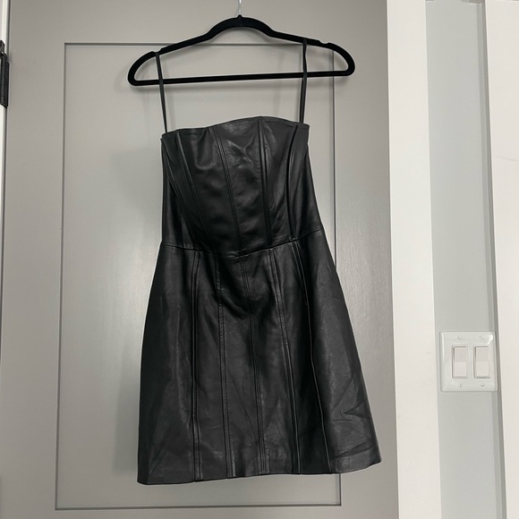 REVOLVE Bodycon Mini Dress in Black
LAMARQUE - Picture 5 of 6